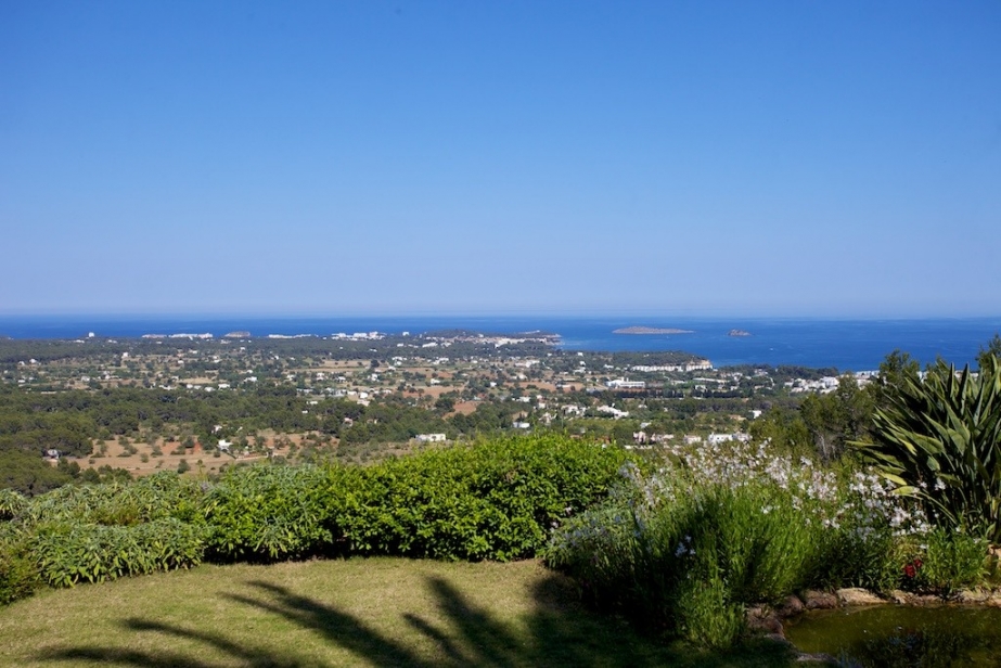 Luxurious villa high up in the mountains with land and sea view for sale