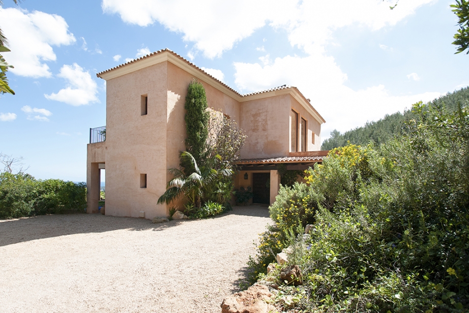 Luxurious villa high up in the mountains with land and sea view for sale