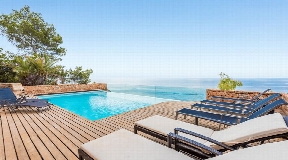 Villa for sale in Roca Lisa directly to the sea