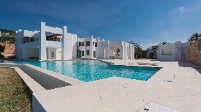 Luxury property with panoramic sea view for sale