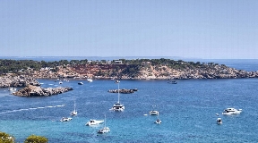 Impressive new villa in idyllic bay front line