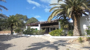 Finca cerca del mar sobre Cala Jondal y Porroig