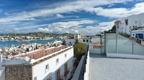 Fully restored townhouse high up in the heart of Dalt Vila