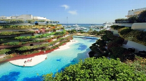 Lovely bright apartment located on the sea front of the Paseo Marítimo