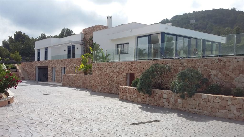 Modern villa in Jesus with cultivated garden