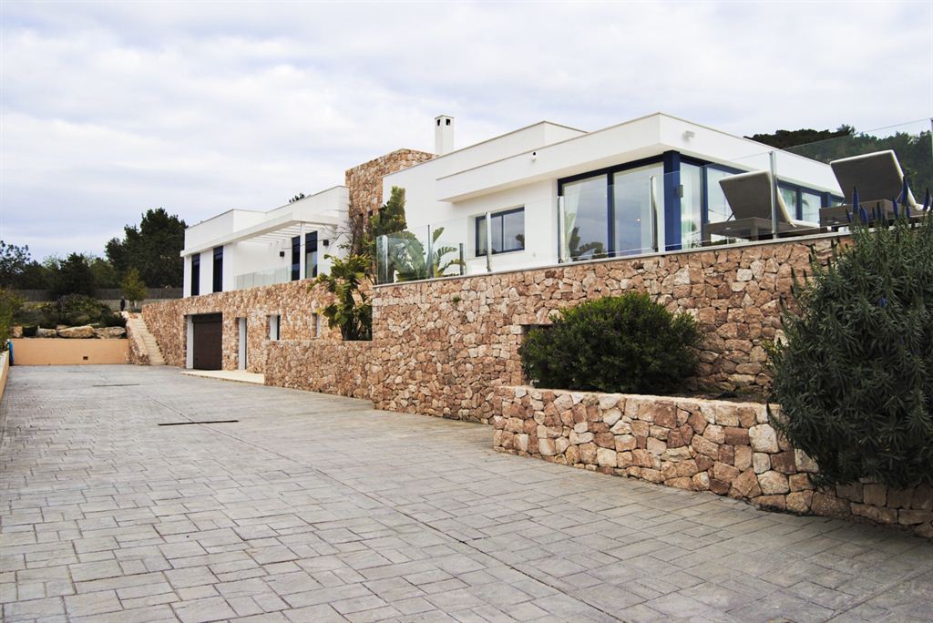 Modern villa in Jesus with cultivated garden