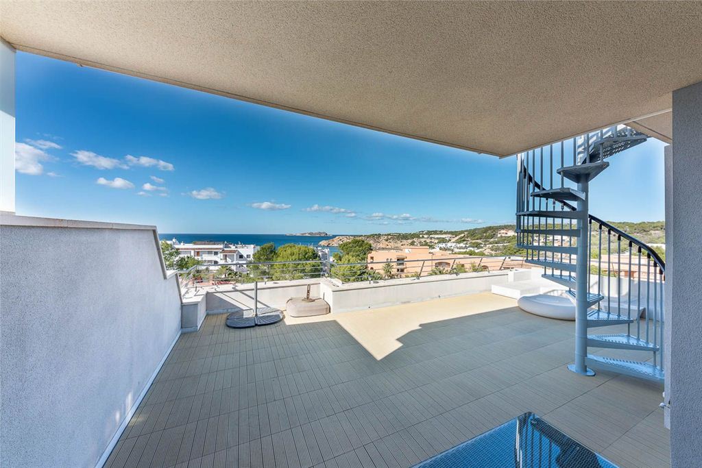Modern penthouse within walking distance to the beach in Cala Tarida