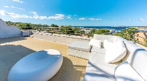 Modern penthouse within walking distance to the beach in Cala Tarida