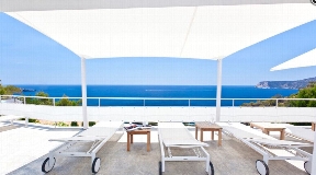 Villa in first sea line in the privileged residential complex Vista Alegre with rental license