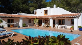 Charming finca located in Cala Salada with nice sea views and touristic rental license