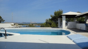 Villa in the most posh residential area of Cala Bassa with stunning beach views