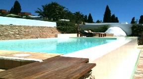 Convenient house on a first floor with restaurant permit first line to the golf course in Roca Llisa