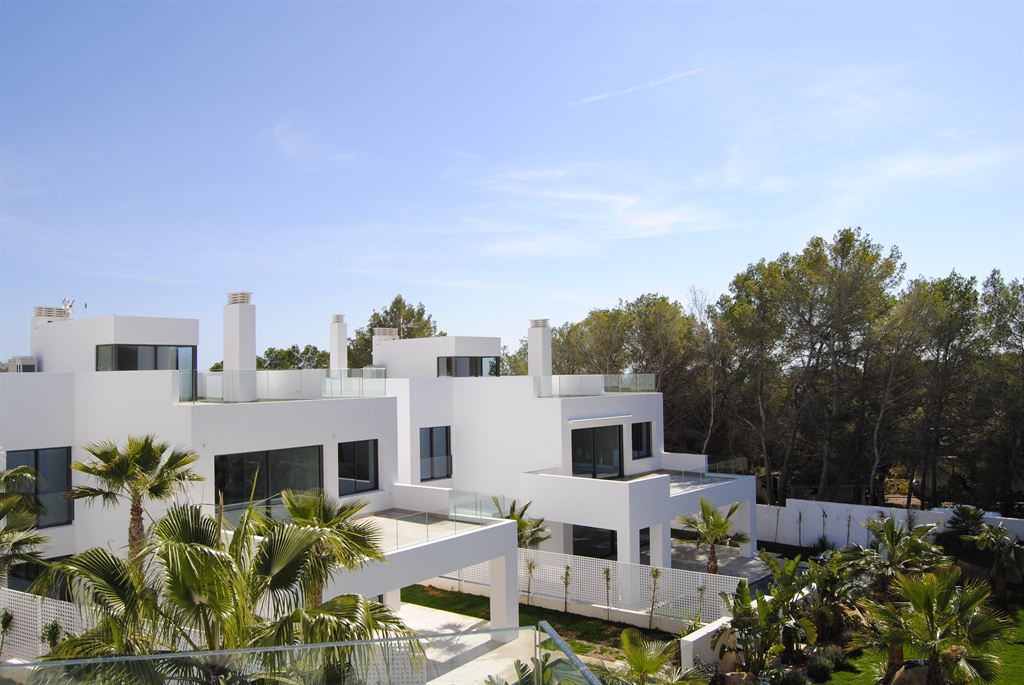 Newy built luxurious villa a few meters from the beach in Cala Llenya for sale