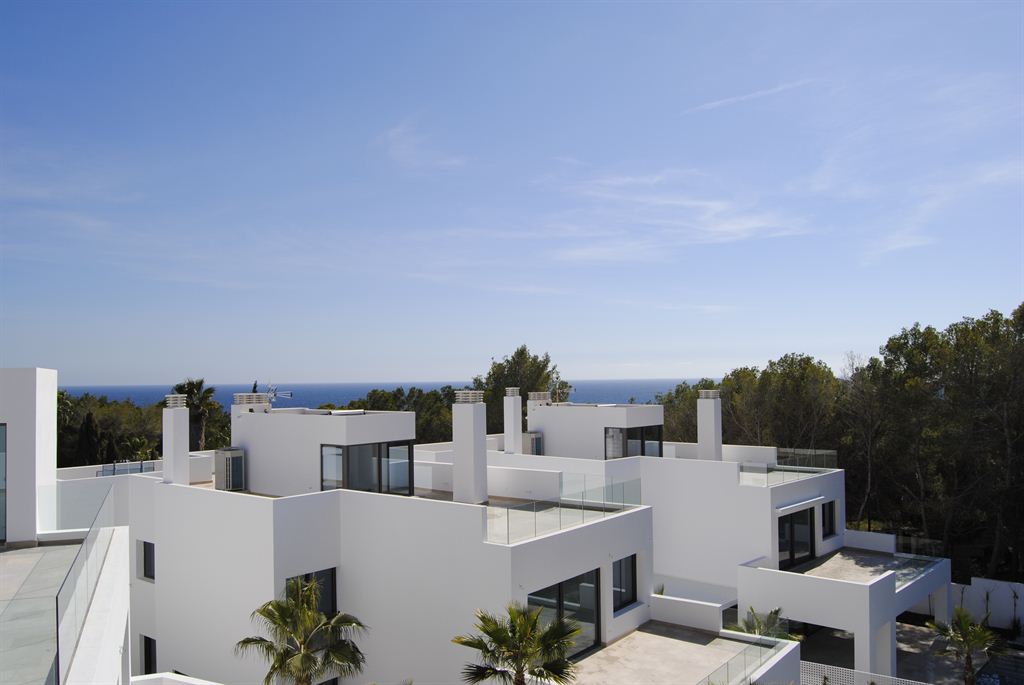 Newy built luxurious villa a few meters from the beach in Cala Llenya for sale
