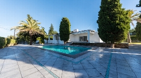 Beautifully renovated villa in the west of the island