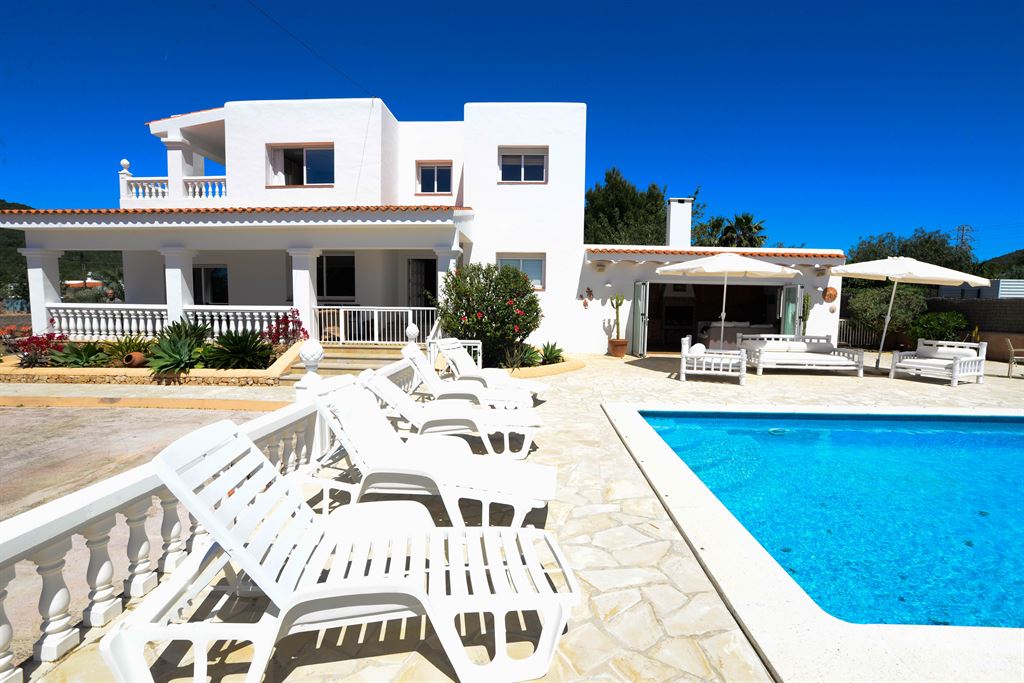 Cosy house very close to Ibiza with rental license