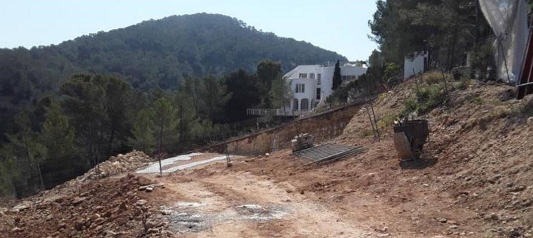 Plot with project of a big luxury villa with nice sea views in Cala Moli