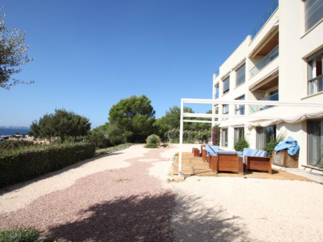 4 bedroom apartment in first line to the sea with private garden and community pool