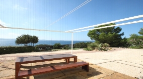 4 bedroom apartment in first line to the sea with private garden and community pool