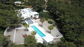 Neoteric villa for sale in Santa Gertrudis with large pool