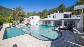 Expansive villa with 30.000m2 plot with fabulous views for sale in San Rafael