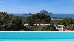 Unique sea facing townhouse with private pool