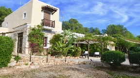 Familial country house with guest annex and tennis court in the north