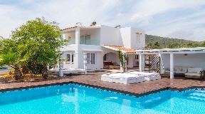 Wonderful villa for sale in Sa Caleta near the sea