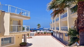 Frontline apartment with sea view in Cala de Bou for sale