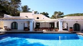 Huge property ideal for large families with a dreamlike garden with many fruit trees and tennis court