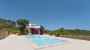 Superb villa for sale in Ibiza with nice sea views