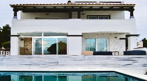 Villa for sale with pool in the middle of San Jose