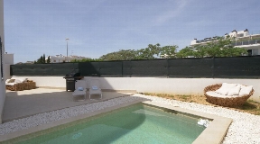 Bright and comfortable ground floor apartment with all the extras in a central location