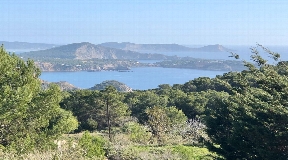 Two independent houses and land of 17.000 m2 in Es Cubells