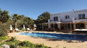 Superb 4 bedroom villa and 2 bedroom guest house for sale in Porroig