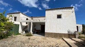 Old finca for sale with ocean views near to the beach