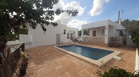House on Ibiza with an area of 230m2 with 58m2 outbuilding and swimming pool
