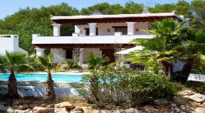 Wonderful villa for sale is ideally situated between Santa Gertrudis and San Lorenzo