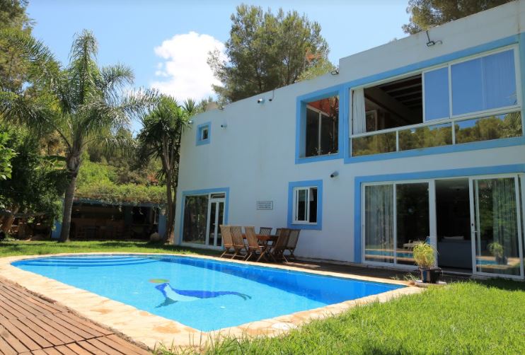 Spacious villa located in an acquired area from Can Furnet for sale