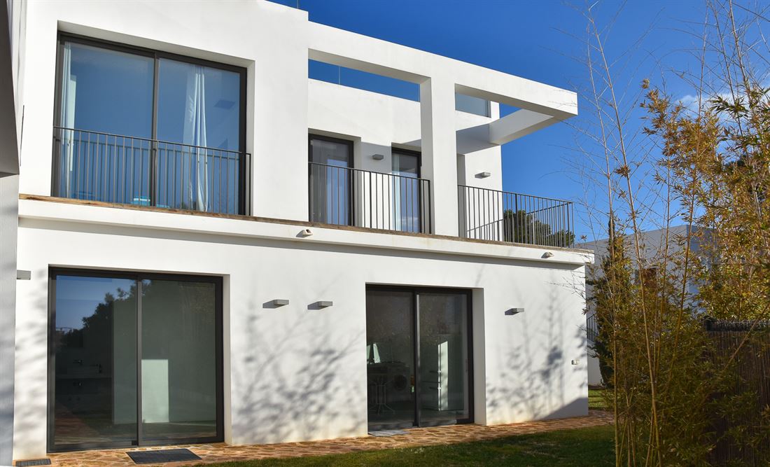 Large newly renovated modern villa with garden and pool for sale