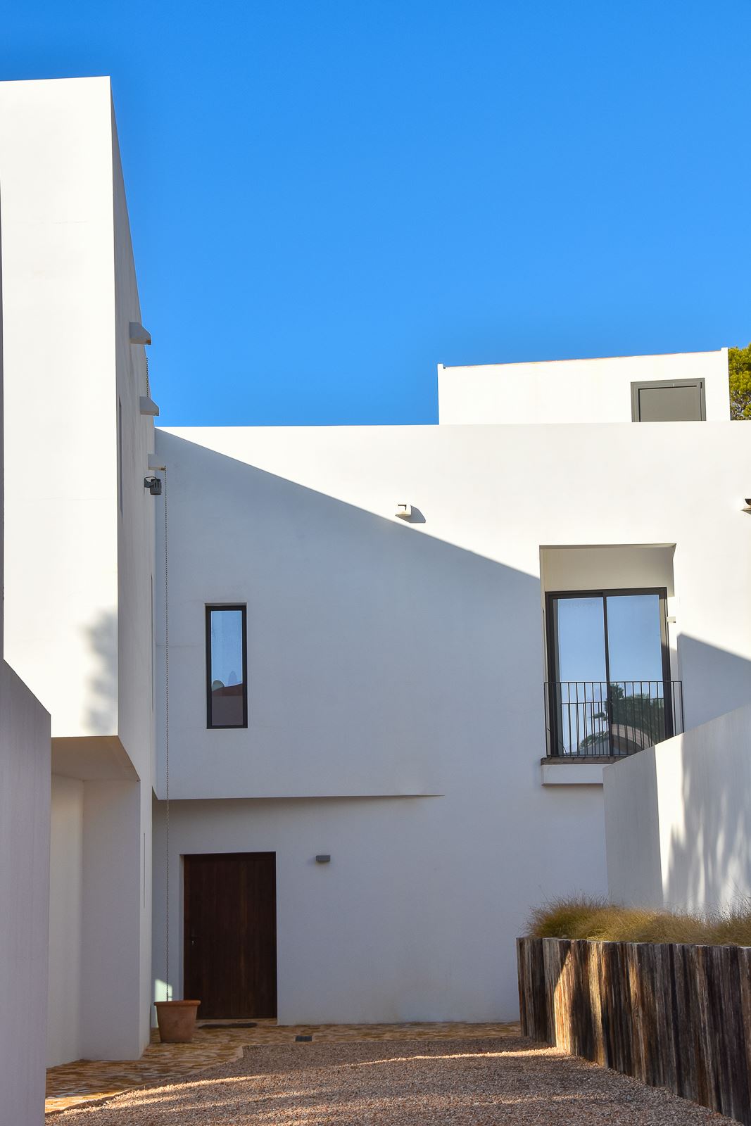 Large newly renovated modern villa with garden and pool for sale
