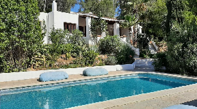 Superb villa in private urbanization 10 minutes from Ibiza for sale