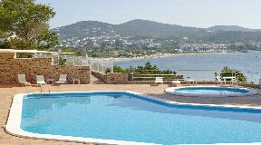 3 bedroom apartment with views to Talamanca beach for sale