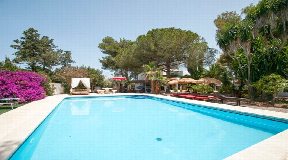 Nice villa with development potential in Santa Eularia for sale