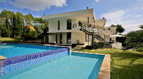 Nice contemporary 6 bedroom villa for sale in luxury property auction