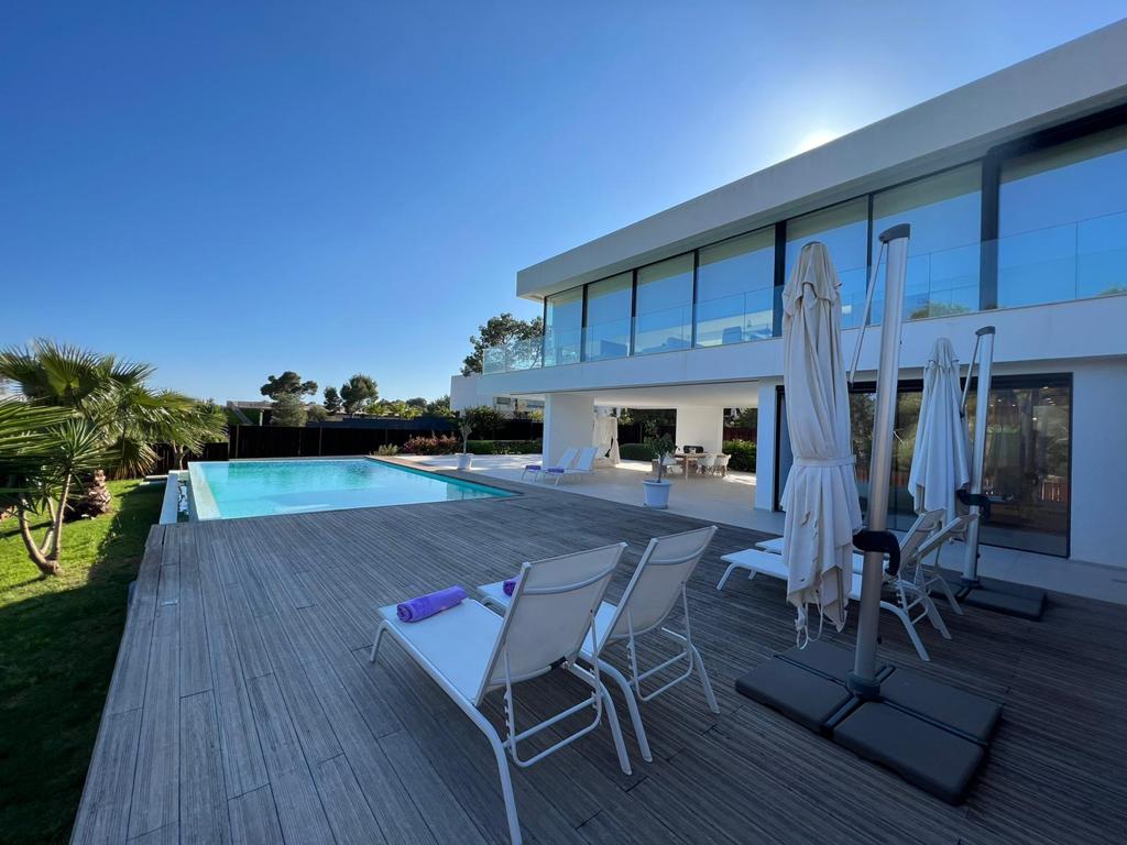 Luxurious Villa with access to private beach in Vista Alegre for sale