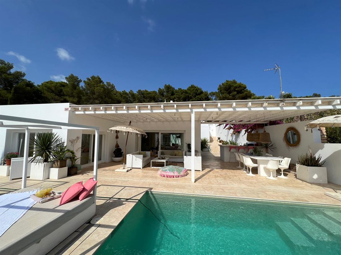 Wonderful house for sale in front of the golf course in Roca Llisa