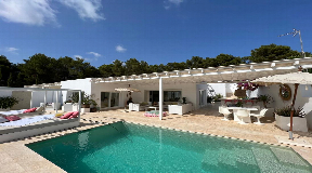 Wonderful house for sale in front of the golf course in Roca Llisa