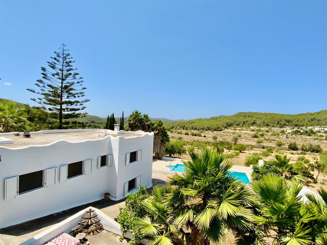 Wonderful family villa with sweeping countryside views in San Mateo for sale
