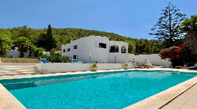 Wonderful family villa with sweeping countryside views in San Mateo for sale